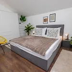 Modern Urban Oasis - * コルチュラ