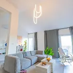 Modern Urban Oasis - * コルチュラ