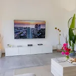 Modern Urban Oasis - アパート