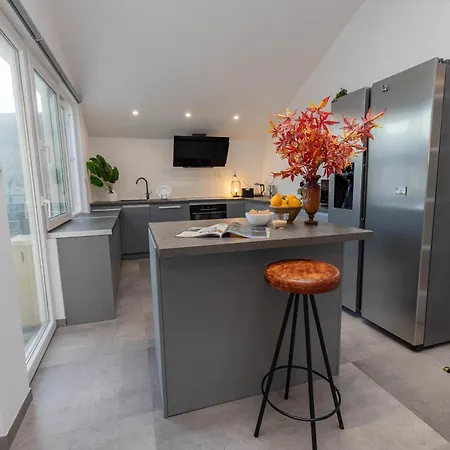 Modern Urban Oasis - Apartment *