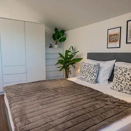 Apartment Modern Urban Oasis -
