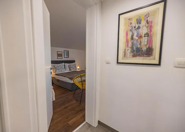 Apartment Modern Urban Oasis -