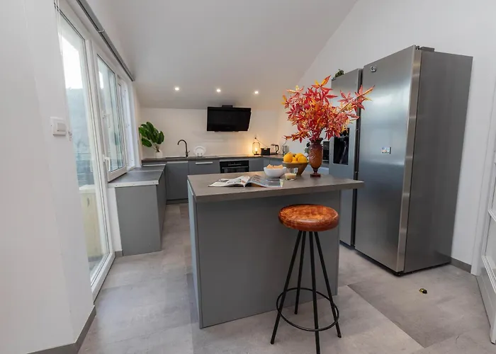 Modern Urban Oasis - Apartment *