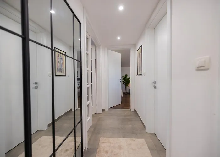 Apartment Modern Urban Oasis - *