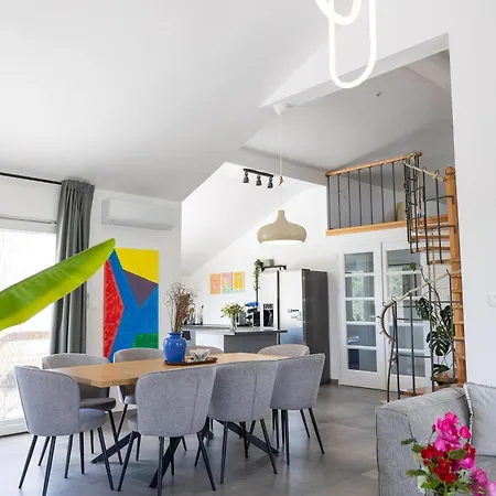 Apartment Modern Urban Oasis - *