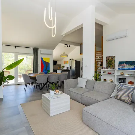 Apartment Modern Urban Oasis -